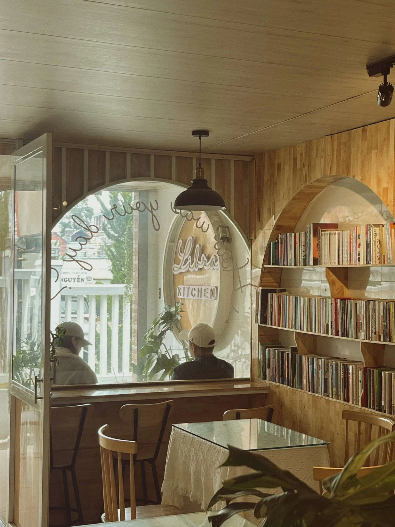 Libra Kitchen - cửa sổ ấm áp